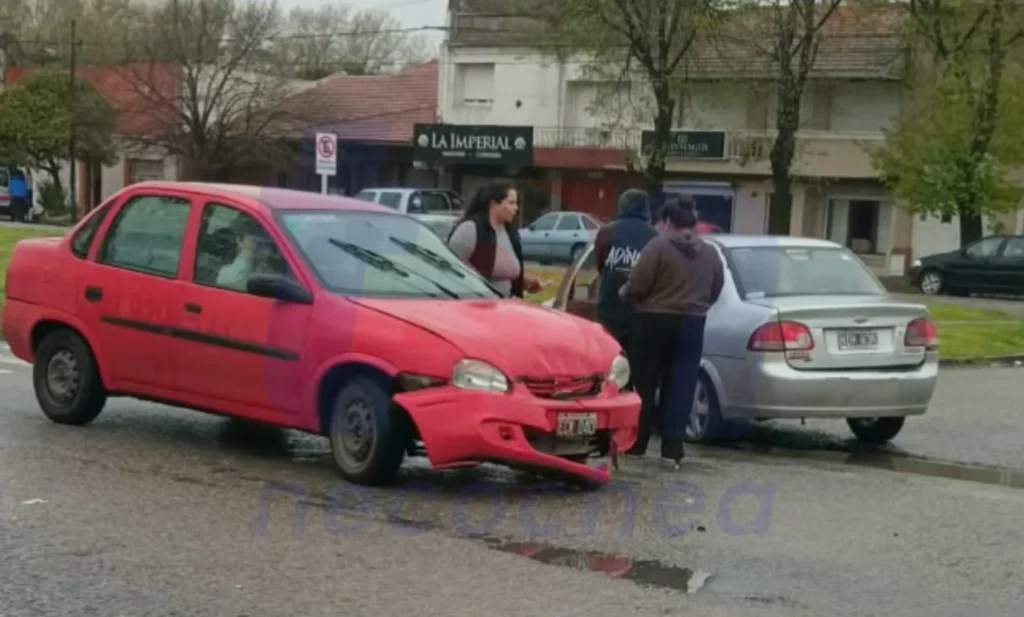 Choque entre dos automóviles en la intersección de Avenida 58 y calle 65 deja solo daños materiales