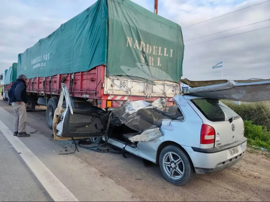 Brutal choque en la Ruta 226: un auto quedó destruido tras incrustarse contra un acoplado estacionado en Sierras Bayas