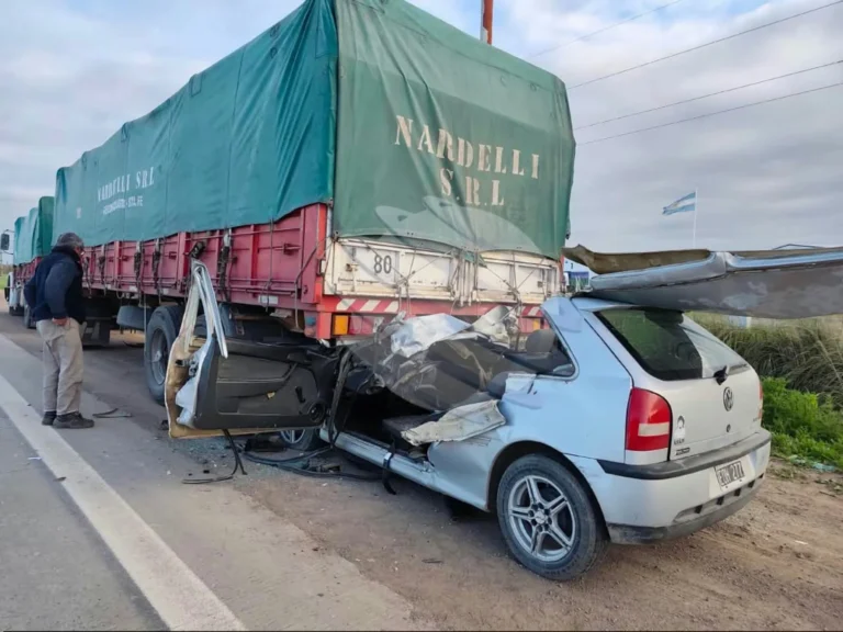 Brutal choque en la Ruta 226: un auto quedó destruido tras incrustarse contra un acoplado estacionado en Sierras Bayas