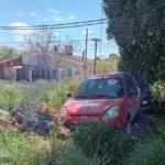 Conductora pierde el control de su Ford Ka en la intersección de las calles 102 y 83 en Necochea