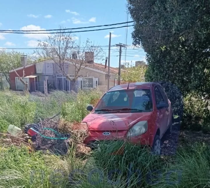 Conductora pierde el control de su Ford Ka en la intersección de las calles 102 y 83 en Necochea
