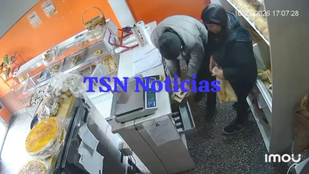 Video captó hurto en panadería de Avenida 98: delincuente se llevó dinero y celular