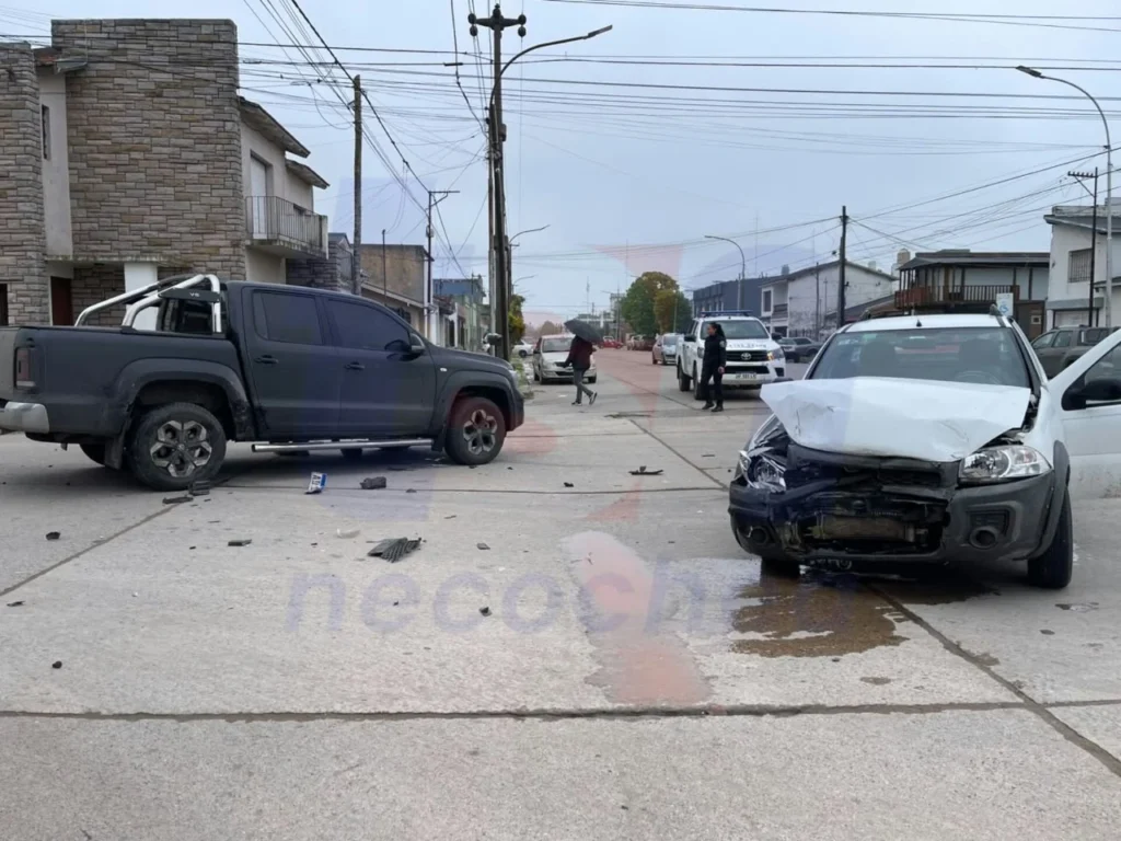 Colisión entre una Fiat Strada y una Volkswagen Amarok en la intersección de avenida 42 y calle 63