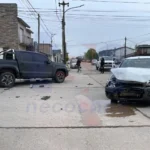 Colisión entre una Fiat Strada y una Volkswagen Amarok en la intersección de avenida 42 y calle 63