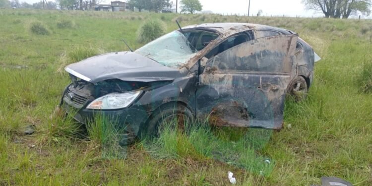 Mujer de 45 años sufre graves lesiones tras volcar su Ford Focus en la Ruta Provincial 227, a 4,5 km de San Manuel