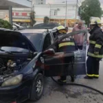Incendio de un Chevrolet Corsa en Necochea por presunto desperfecto eléctrico