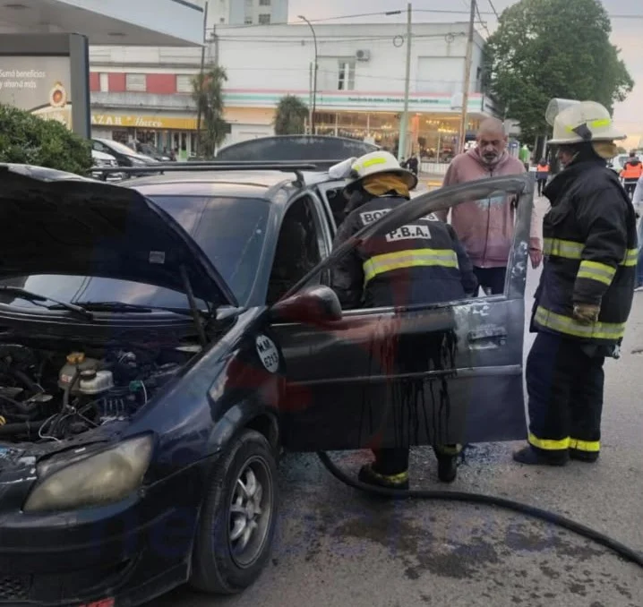 Incendio de un Chevrolet Corsa en Necochea por presunto desperfecto eléctrico