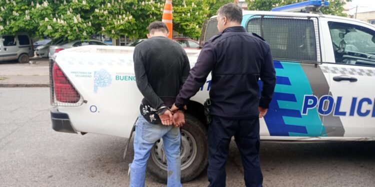Detención de un joven de 22 años con dos órdenes de captura activas tras llamado al 911 en Necochea