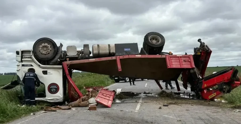 Corte total en la Ruta 228 por el vuelco de un camión y una pulverizadora