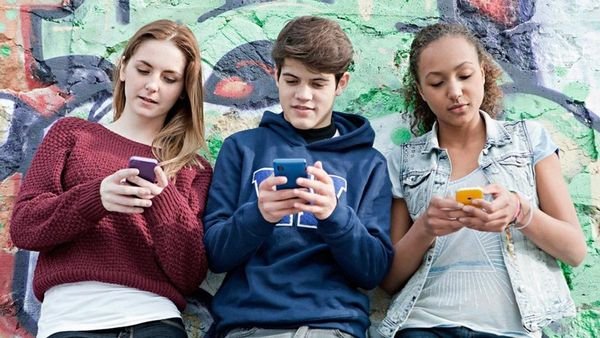 Ley que prohíbe el uso de celulares en escuelas secundarias bonaerenses entra en vigor
