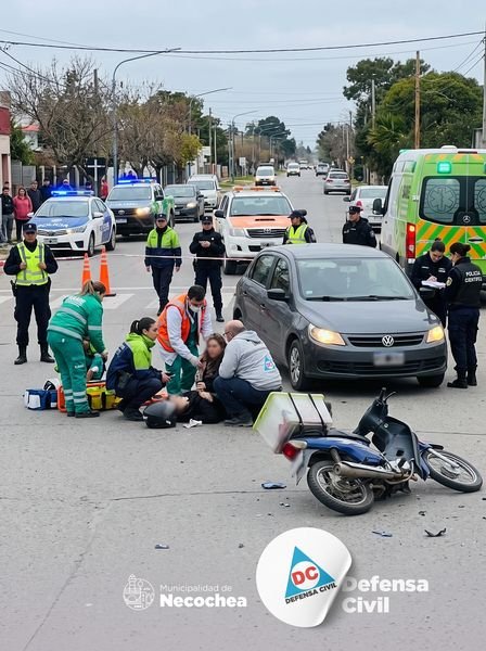 Accidente vial en la intersección de Benedicto Campos y 519 deja una motociclista hospitalizada