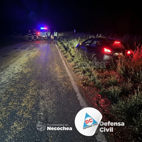 Accidente en la Ruta 228 por derrame de cereal: intervención conjunta de Policía Rural, Bomberos y Defensa Civil