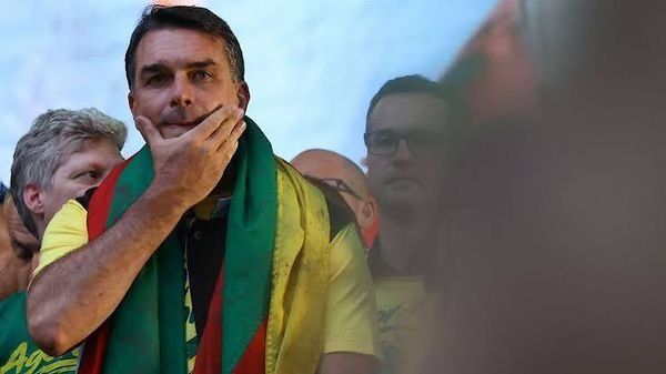 Autoridades argentinas confirman paso de Flávio Bolsonaro por Puerto Iguazú hacia Ecuador