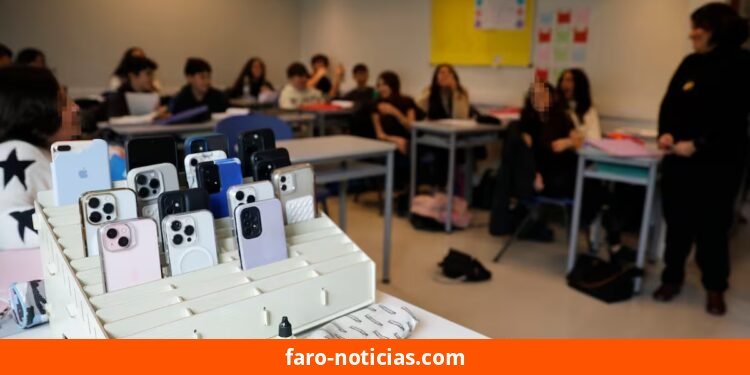 La Provincia aprobó una ley que restringe el uso de celulares en las aulas de escuelas públicas y privadas