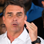 Flávio Bolsonaro denuncia prohibición judicial para viajar al exterior tras la derrota electoral