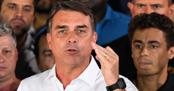 Flávio Bolsonaro denuncia prohibición judicial para viajar al exterior tras la derrota electoral