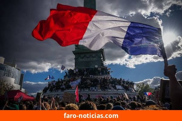 Francia enfrenta una crisis de deuda por déficit fiscal y fragmentación política