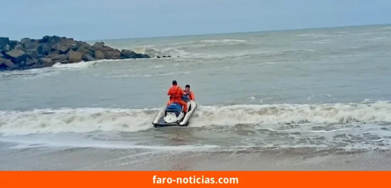 Prefectura Naval rescató a un kayakista en Miramar tras la rotura de su remo