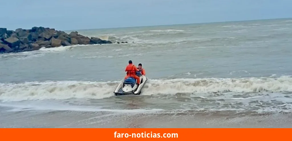 Prefectura Naval rescató a un kayakista en Miramar tras la rotura de su remo