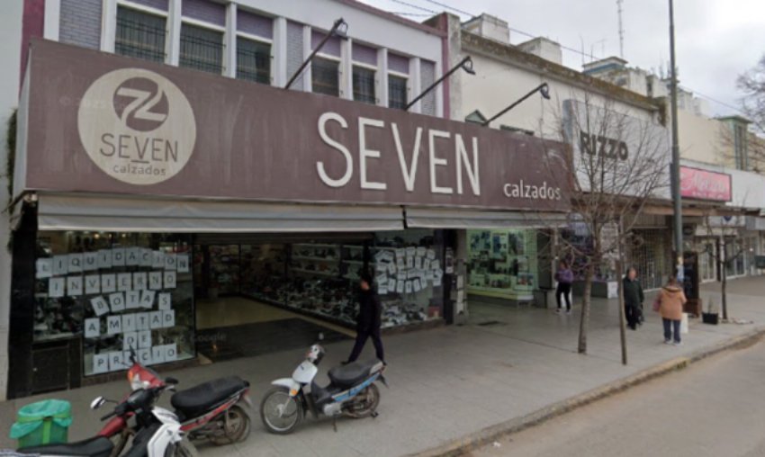 Robo en la zapatería Seven de la Av. 59 deja 50 pares de zapatillas y efectivo sin determinar